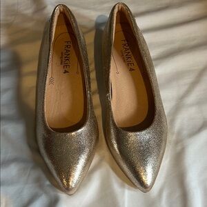 New Frankie4 Poppy Flat in Gold Stary Metallic Women's Size 7